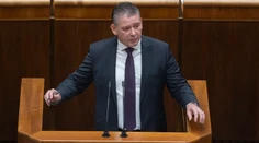 Ustál aj ôsme odvolávanie. Roman Mikulec zostáva vo funkcii ministra vnútra