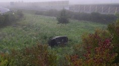Z diaľnice D3 pri Dolnom Hričove vyletelo nadránom auto s dvomi mužmi. Mladší nehodu neprežil
