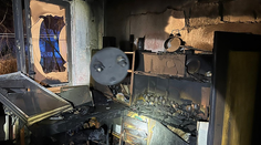 Obývačka v plameňoch. V byte v Nebojsi vypukol požiar, obyvateľov evakuovali po rebríkoch