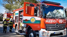 Hasičom sa konečne podarilo uhasiť požiar skládky v areáli bývalého družstva vo Vojanoch