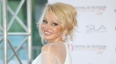 Pamela Anderson zbalila o 20 rokov mladšieho futbalistu. Priatelia sa o ňu boja