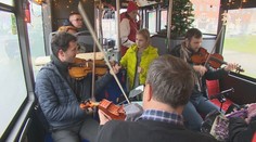 Prekvapenie v nitrianskom autobuse. Cestujúcim vyhrával živý orchester