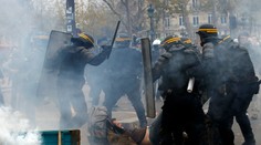 Polícia zasiahla v Paríži proti násilným demonštrantom