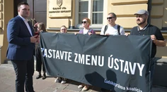 Toto je zdrvujúca správa, tvrdí Amnesty International o ústavnej novele