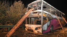 V Číne zhorel autobus s turistami, v plameňoch zahynulo 26 ľudí