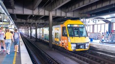 Matke sa prevrátil kočík s dvojčatami pod blížiaci sa vlak. Otec skočil za nimi, tragédii nedokázal zabrániť