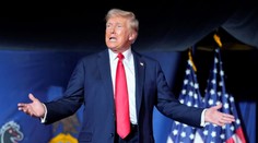 Sudca zrušil dve obvinenia proti Trumpovi v kauze zásahov do volieb v Georgii