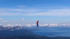 Neuveriteľná „prechádzka v oblakoch": Odvážlivci prešli po lane viac ako dva kilometre