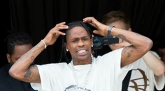 Poučil sa z minuloročného masakru? Travis Scott z obáv o fanúšikov prerušil koncert