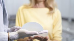 Choroba prsných implantátov. Čoraz viac obľúbené estetické operácie nie sú bez rizík