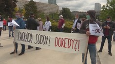 V spore dvoch spoločností sa stali rukojemníkmi stovky ľudí. Zasiahol už aj štát