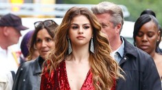 Sexy Selena. V červených šatách s poriadne hlbokým výstrihom