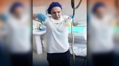 VIDEO: Žene počas spánku vliezol do hrdla had. Lekárka takmer odpadla, keď ho vyťahovala