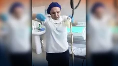 VIDEO: Žene počas spánku vliezol do hrdla had. Lekárka takmer odpadla, keď ho vyťahovala