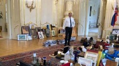 Dosluhujúci prezident sa balí: Dostal vyše tisíc darov a zahral si na gitare