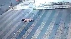 Dvojročné dievčatko vypadlo z okna. A stal sa zázrak