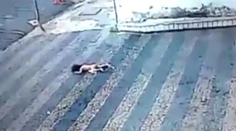 Dvojročné dievčatko vypadlo z okna. A stal sa zázrak