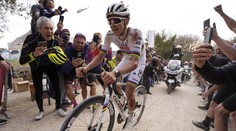 VIDEO: Spadol 50 km pred cieľom, musel meniť bicykel. Nezastaviteľný Pogačar prišiel do cieľa zodretý, ale prvý