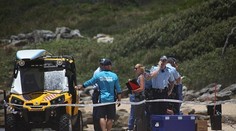 Malí chlapci pri hre na pláži vykopali telo mŕtveho dieťaťa