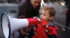 VIDEO: Chlapec z protestu „nevystupoval“ prvýkrát. Pred vyše rokom spieval ľudácku pesničku