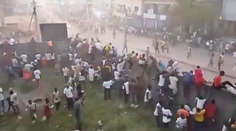 Márnica je plná. Telá sú všade, opisuje lekár. Na futbalovom zápase vypukol teror pre penaltu, hlásia desiatky mŕtvych