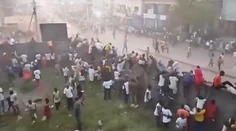 Márnica je plná. Telá sú všade, opisuje lekár. Na futbalovom zápase vypukol teror pre penaltu, hlásia desiatky mŕtvych