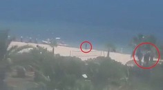 Mladý pár sa zabarikádoval v izbe a z balkóna nakrútil teroristu na pláži