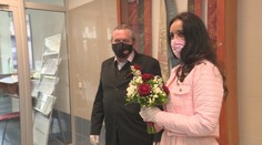 Pozrite sa, ako vyzerajú sobáše počas koronakrízy: Žiadna hostina a krátky obrad