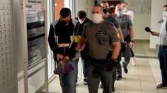 Súd s mužmi, ktorí sa priznali k brutálnej vražde, odročili. Chcú ešte vypočuť znalcov