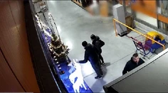 Polícia pátra po zlodejovi svietiaceho soba z hobby obchodu v Bratislave. Poznáte ho?
