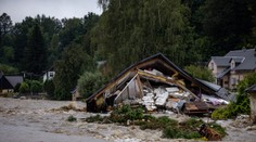 VIDEO: Hrádzu pretrhlo aj v Česku. Nápor vody nezvládli viaceré domy v Jeseníku