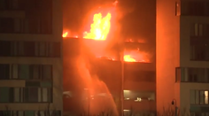 Mohutný požiar parkovacieho domu v Liverpoole zničil asi 1 400 áut