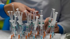 Medzi pozitívnymi je čoraz viac zaočkovaných. Odborník vysvetľuje dôvody