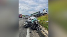 FOTO a VIDEO: Kamión čelne vrazil do nič netušiacej rodiny v aute. Mladý muž (20) bojuje o život