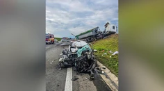 FOTO a VIDEO: Kamión čelne vrazil do nič netušiacej rodiny v aute. Mladý muž (20) bojuje o život