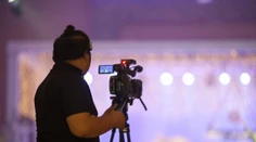 Kritizovaný poplatok sa netýka len influencerov. Spozornieť by mali napríklad aj kameramani či kaviarne