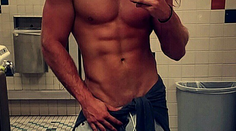 Ženy z neho šalejú. Pozrite si fotky sexy svalovca a pochopíte