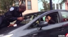 Fotka, ktorá baví svet. Žena viezla policajta na kapote 12 blokov!