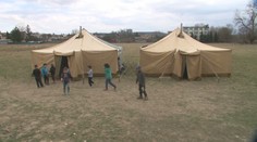 Zhoreli im unimobunky, nemajú kde bývať. Osadníkom pri Prešove postavili vojenské stany