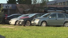 Autá čoraz častejšie parkujú na trávnikoch. Šoféri porušujú zákon