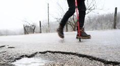 Pošmykol sa, spadol a dostal 24-tisíc eur. Starší muž zarobil na svojej bolesti