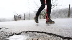 Pošmykol sa, spadol a dostal 24-tisíc eur. Starší muž zarobil na svojej bolesti