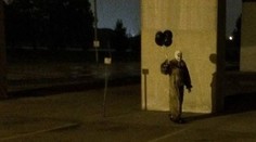 Obyvateľov mestečka desí strašidelný klaun. V noci sa potuluje po uliciach