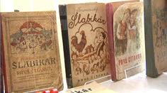 Už 30 rokov zbiera šlabikáre. Zbierka vás vráti do detských čias