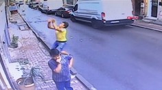 Mladý muž v Turecku zachytil batoľa, ktoré vypadlo z okna