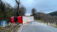 Prevrátený kamión pri Terchovej. Dopravu riadi polícia a žiada o trpezlivosť