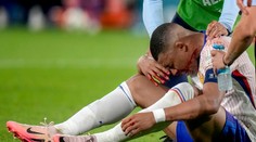VIDEO: Veľké komplikácie pre Francúzov. Mbappé opúšťal trávnik krvavý, jeho štart proti Holandsku je otázny