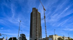 Mala slúžiť ako ubytovňa, napokon sa tam presťahuje ministerstvo obrany. Prestavba bratislavskej Kukurice sa predraží