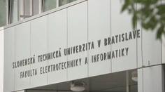 Prómocie mali mať bez rodiny. Univerzita teraz prišla s kompromisom