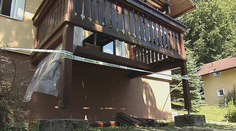 Nestihli sa ani vybaliť a mali po dovolenke. Pod ženou s dcérou sa prepadol balkón